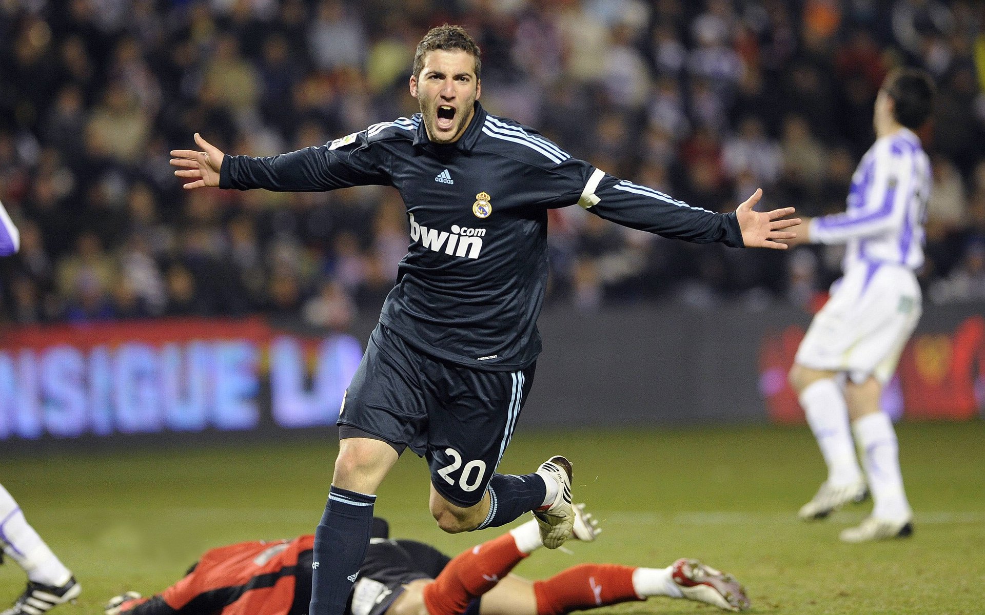 西甲多场比赛激烈进行，马德里双雄再次失分，2021西甲13轮马德里德比